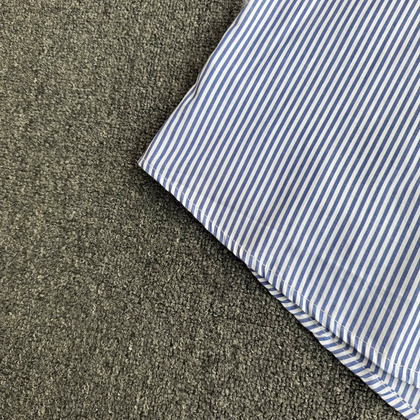 P180 Style No. G66 Ralph Lauren/Ralph Lauren Striped Casual Shirt 1️⃣Made of high-quality classic striped fabric, the upper body is soft and comfortable, extremely delicate, has a solid, smooth and soft feel. The fabric does not wrinkle, and the feel is invincible. The details are handled perfectly! 2️⃣Adopting the washing process, the workmanship details are perfectly controlled. They are all hemmed with vest technology, and the insides of the sleeves are also used. Different from the four-needle and five-thread workmanship, the collars are also all designed with interlining, showing high-end fashion and individuality, and the style is fashionable, simple and elegant! 3️⃣It is very youthful and energetic, and can be easily worn by both men and women. It is very in line with the fashion aesthetic concepts of today's young people! Color: Striped Blue Size: S M L XL